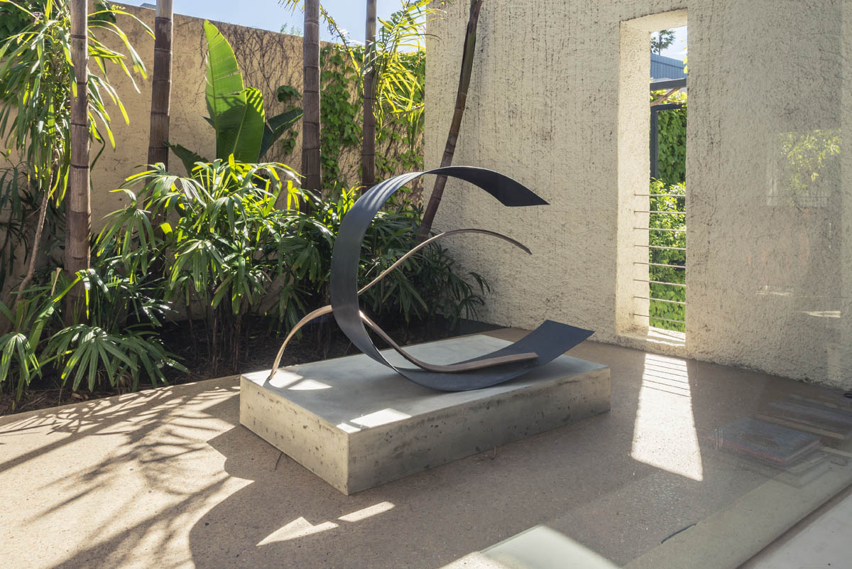 Titania Henderson, Untitled (Waves), 2016, bronze, 150.0 x 160.0 x 80.0 cm, private collection.