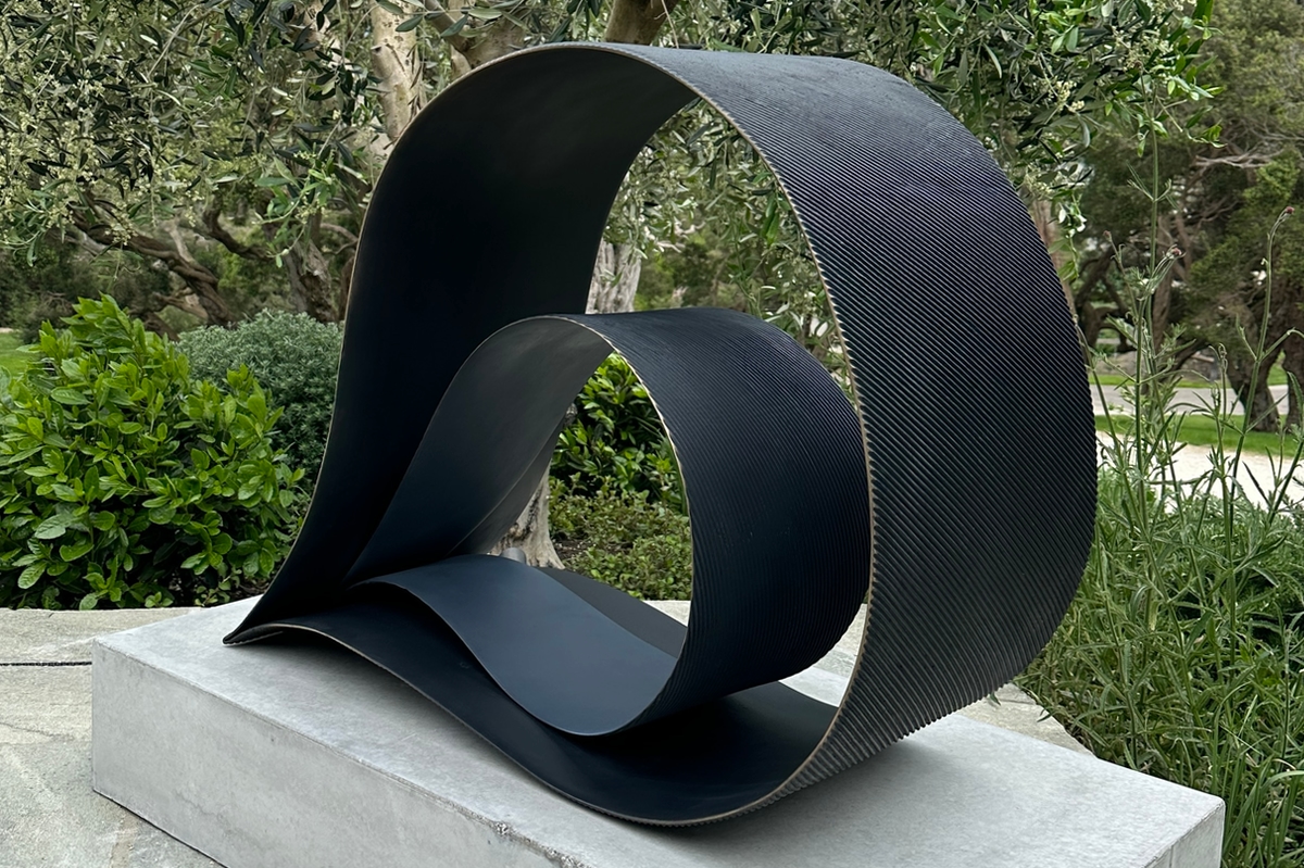 Titania Henderson, Untitled, 2022, bronze, 85.0 x 100.0 x 28.0 cm, private collection.